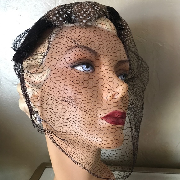 LOVELY 1950s\' BROWN VELOUR JULIET CAP WITH FEATHERS AND FULL SPIDER VEIL main image 9